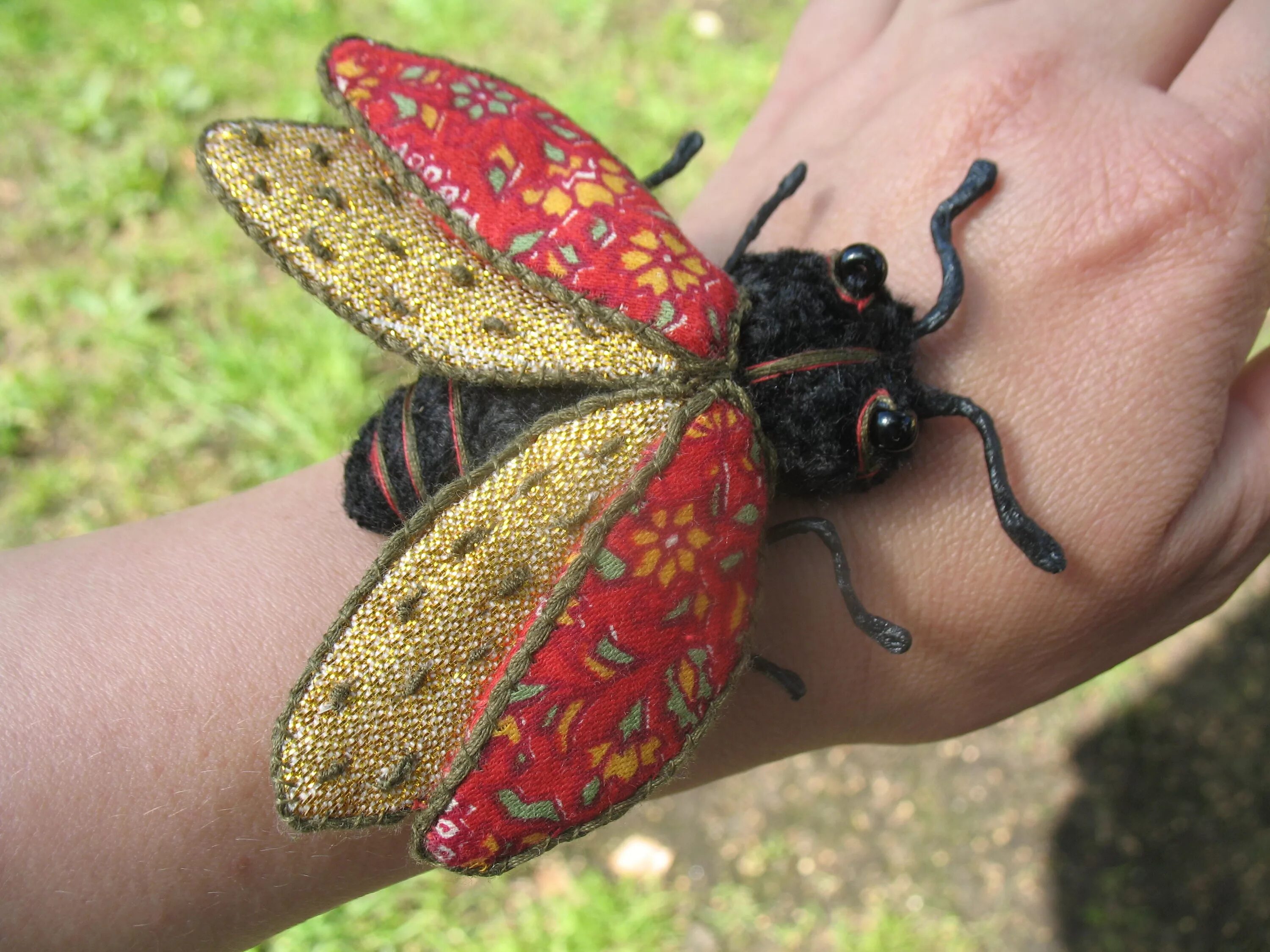 Разноцветные жуки и бабочки. Мотылек Жук. Мотылёк, Жук и бабочка. Насекомые из ткани. Авторские игрушки насекомые.