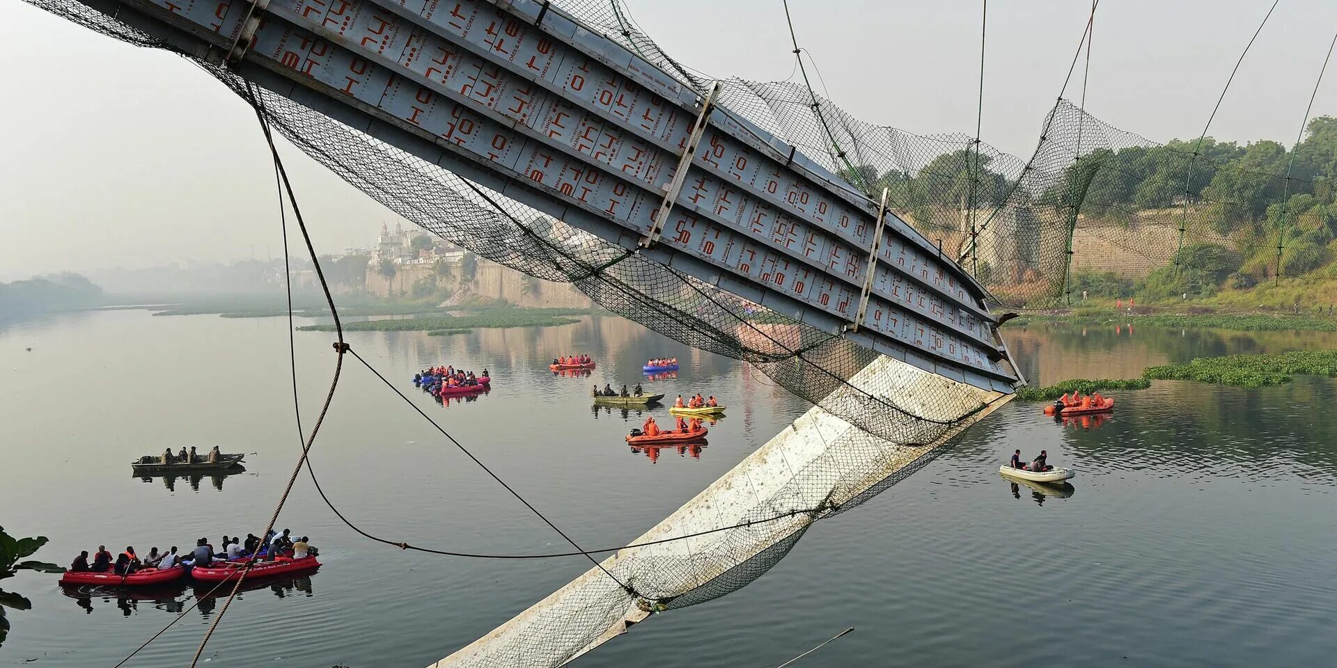 Видео обрушения моста. Гуджарат Индия мост. Индия Гуджарат обрушение моста. Мост Морби в Индии. Рухнул подвесной мост.