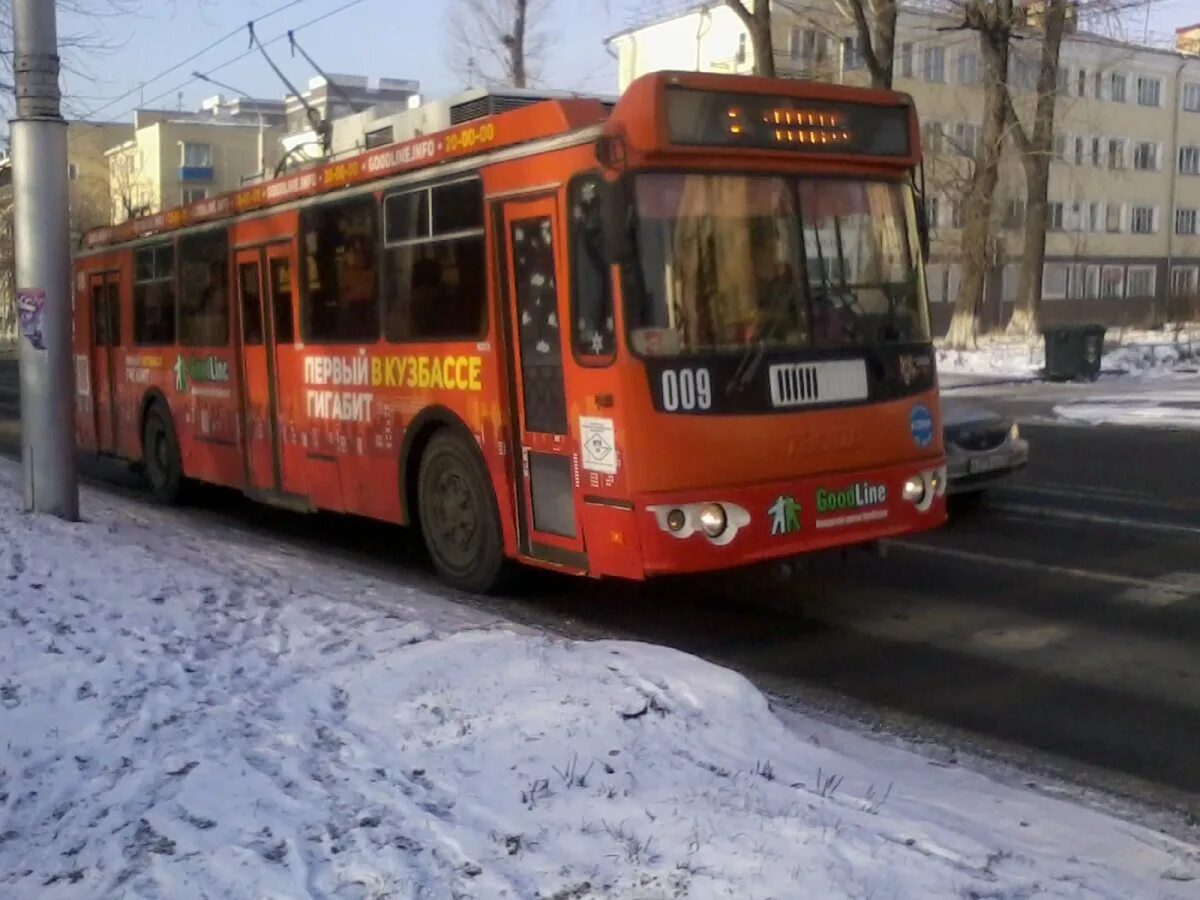 Расписание троллейбуса 2 новокуйбышевск. Троллейбус новокузнецк. Зиу новокузнецк. Двери троллейбуса. Новокузнецкий троллейбус расписание.
