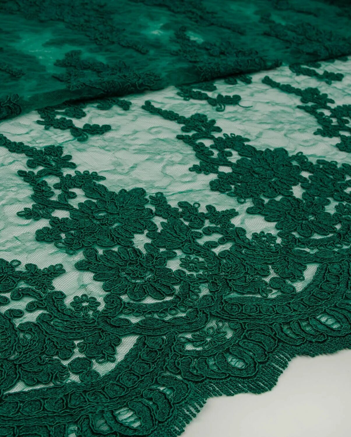 изумрудное кружевное платье. кружевная ткань изумрудная. кружевная накидка на платье. платье с гипюровой накидкой. зеленое гипюровое полотно.