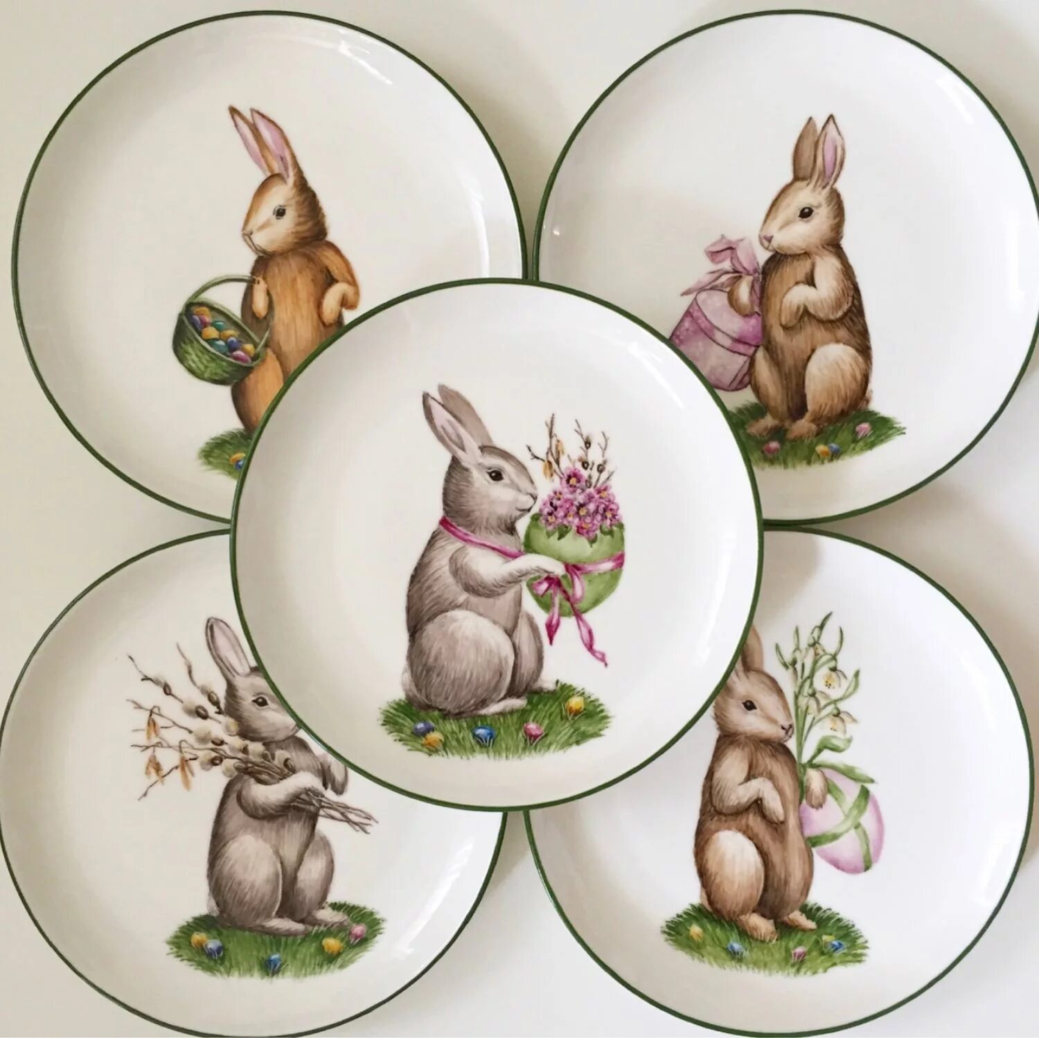Тарелка с зайчиками. Тарелка «заяц». Декоративная тарелка с зайцами. Пасхальные тарелки с зайцами. Пасхальная посуда с кроликами.