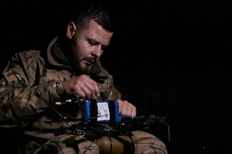 Стихотворение с передовой под донецком. Стихи про войну длинные. Российские солдаты в окопах на украине. Стихотворение про донбасс. Военные стихи.