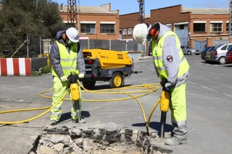 Работать отбойником. Atlas Copco компрессор с 2 отбойными молотками. Atlas Copco компрессор + 4 отбойный молоток. Отбойные молотки пневматические Atlas Copco xas97. Компрессор для отбойника.