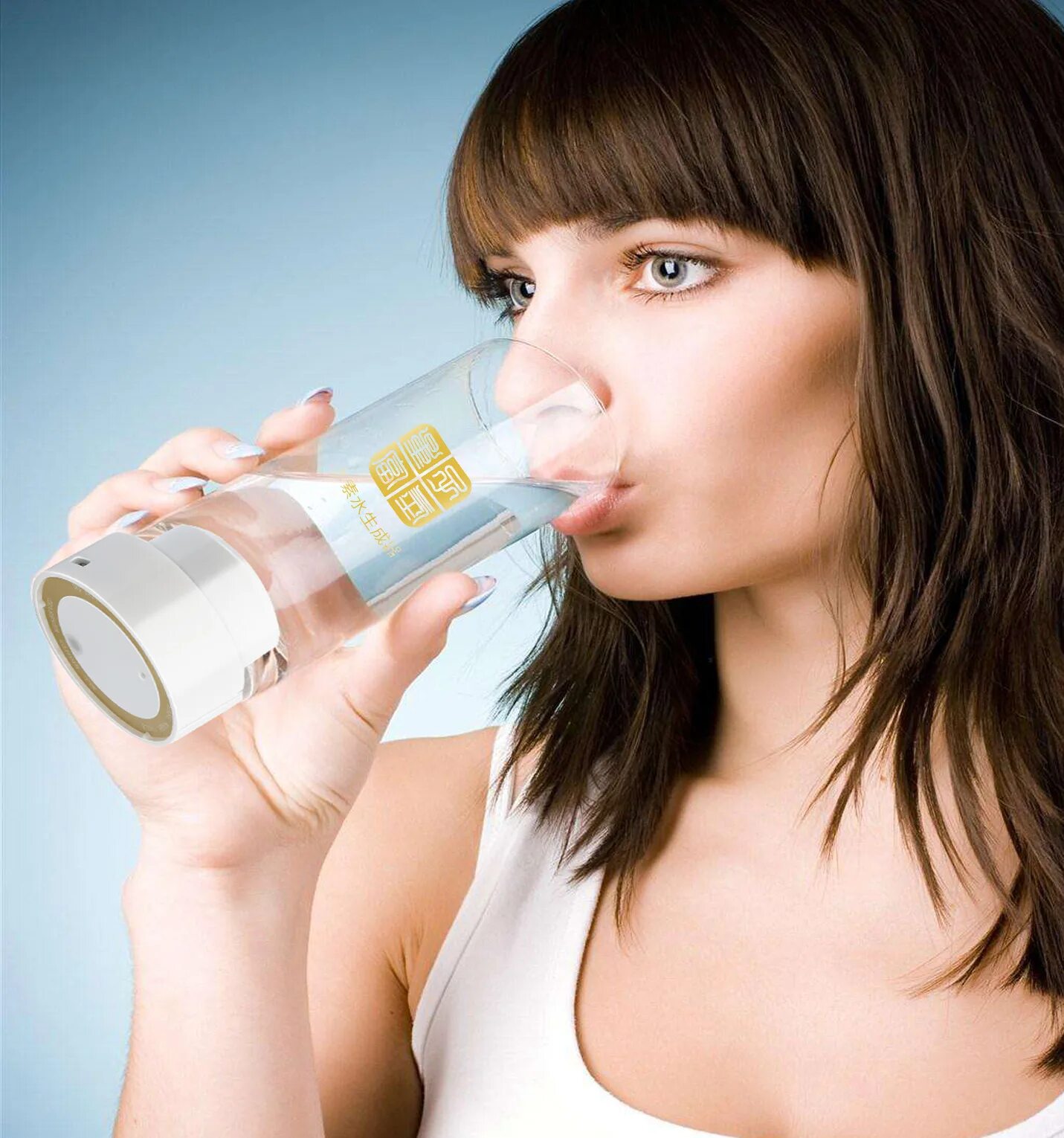 Девушка пьет воду. Человек пьет воду. Человек пьющий воду. Девушка со стаканом воды. Откуда пьешь воду
