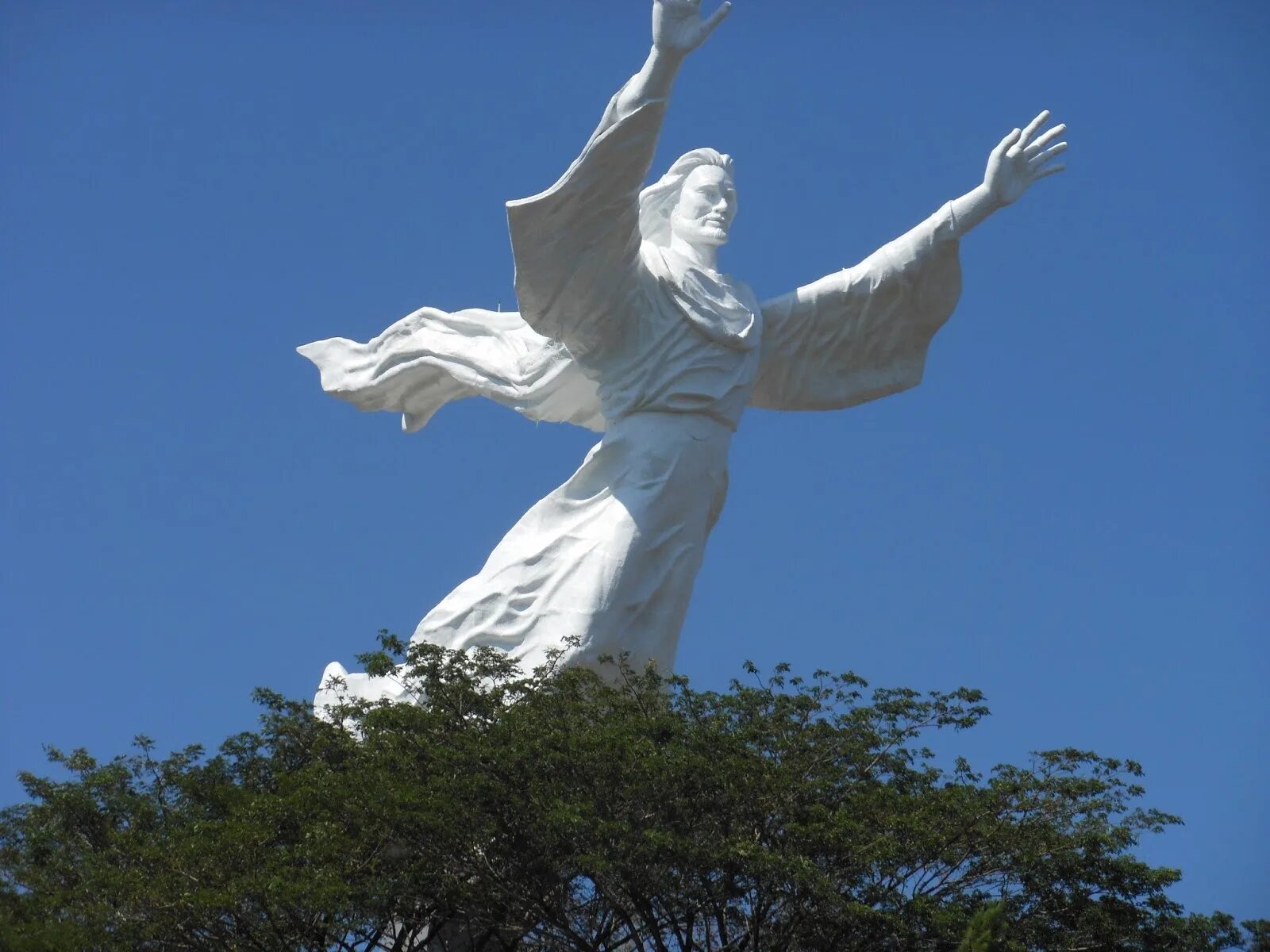 * скульптура спасителя, манадо (индонезия, о. Благословение статуи. Благословляющий христос амьенский собор. Статуя христа в индонезии. Скульптура спасителя монадо.