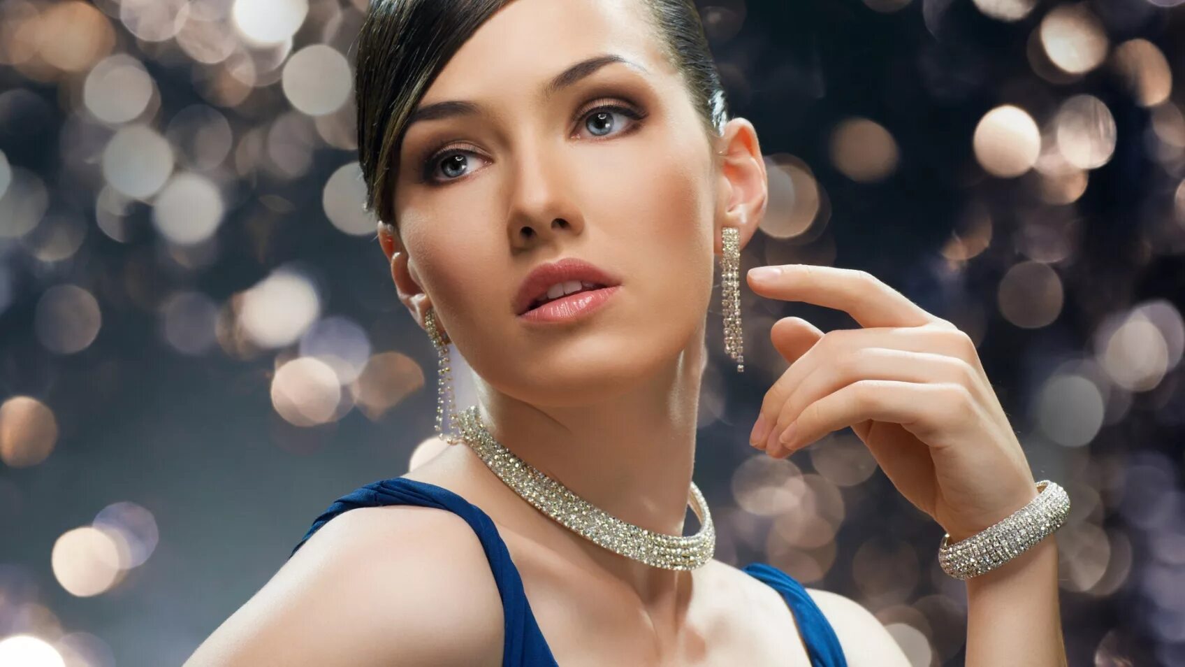 Драгоценные украшения для женщин. Девушка в украшениях. Diamond wear. Дорогие украшения. Шикарные украшения.