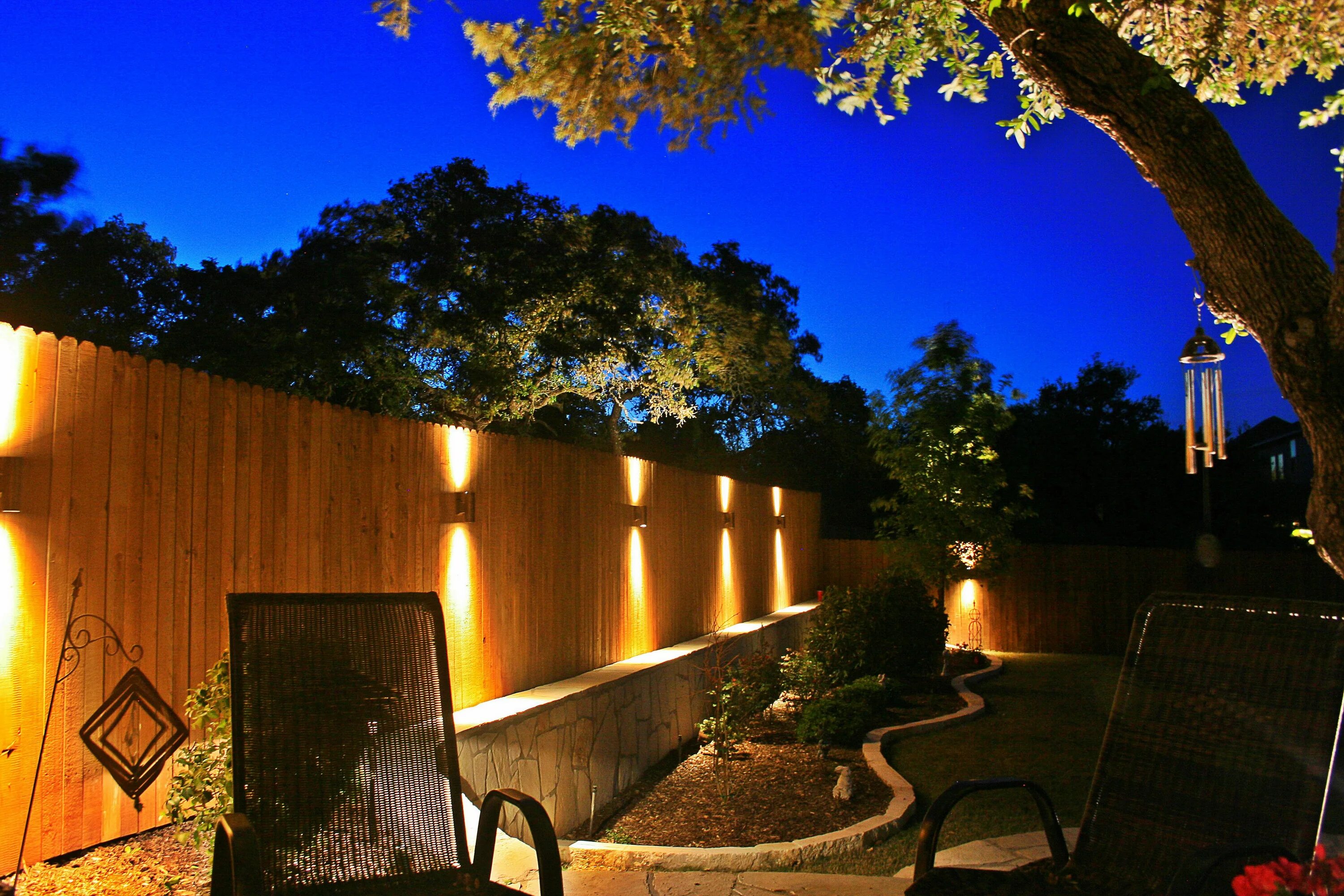 Modulare Wandsysteme mit Splitstreifen, Bepflanzung und Beleuchtung Fence wall d