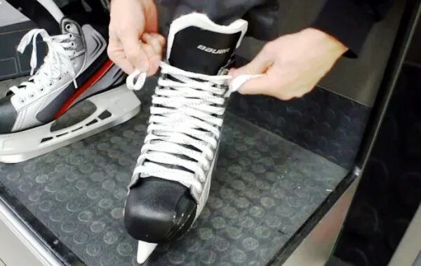 Какой длины должны быть шнурки. Шнуровка коньков Bauer. Правильная шнуровка хоккейных коньков. Шнуровка коньков хоккейных. Зашнурованные коньки.