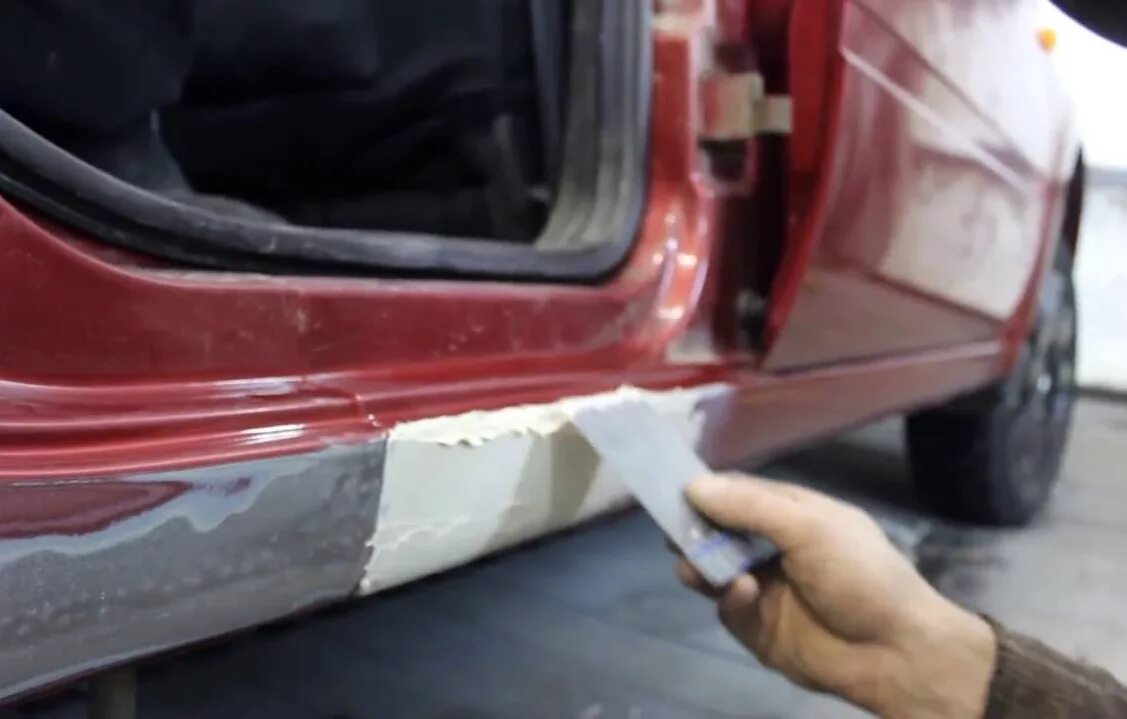 Можно ли шпаклевать авто. Шпаклевка для кузова автомобиля. шпаклевка для порогов автомобиля. шпатлевание кузова автомобиля. нанесение шпатлевки на автомобиль.