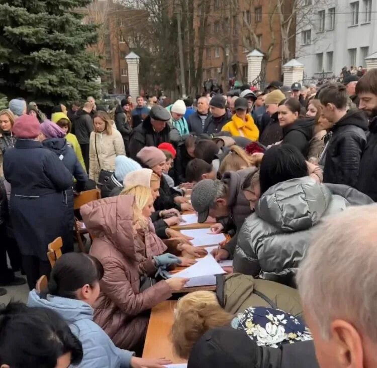 Люди в церкви. Собрание людей. Батюшки Московского Патриархата. Церкви в Украине сейчас. Хмельницкий новости последние новости на сегодня