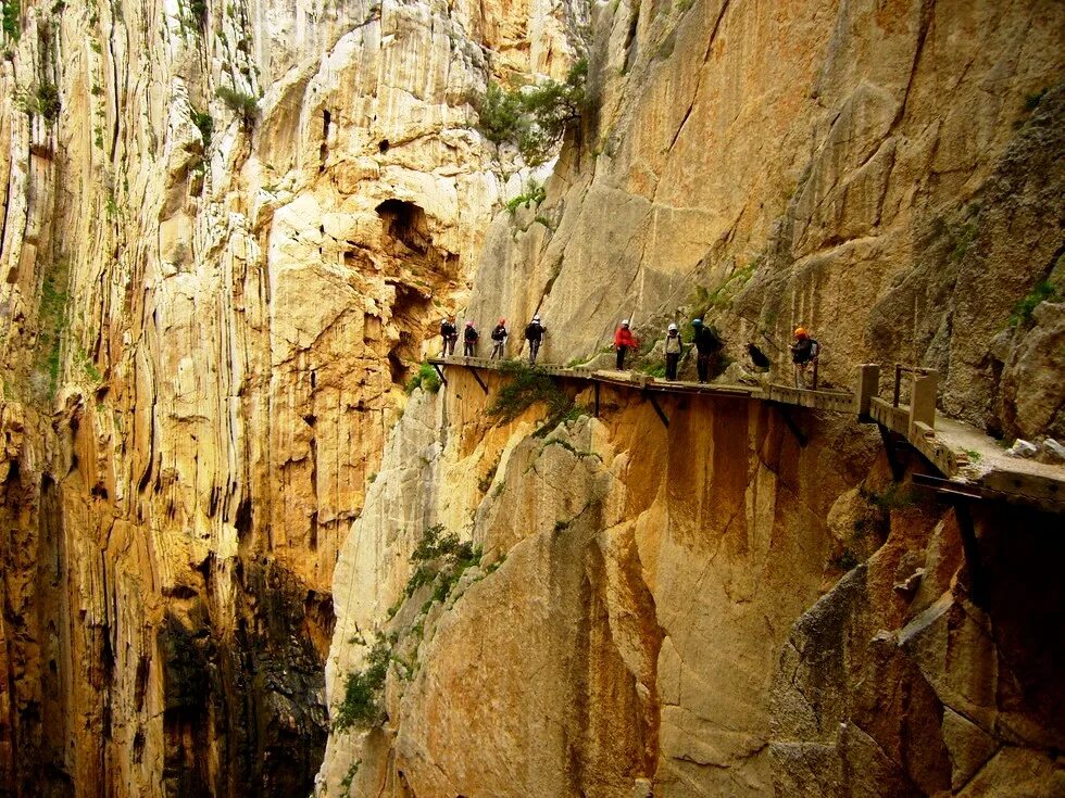 Тропа плача. Путник в горах. Королевская тропа (каминито-дель-рей) (испания). Илья шумей «падшие из ада». Тропа плача.