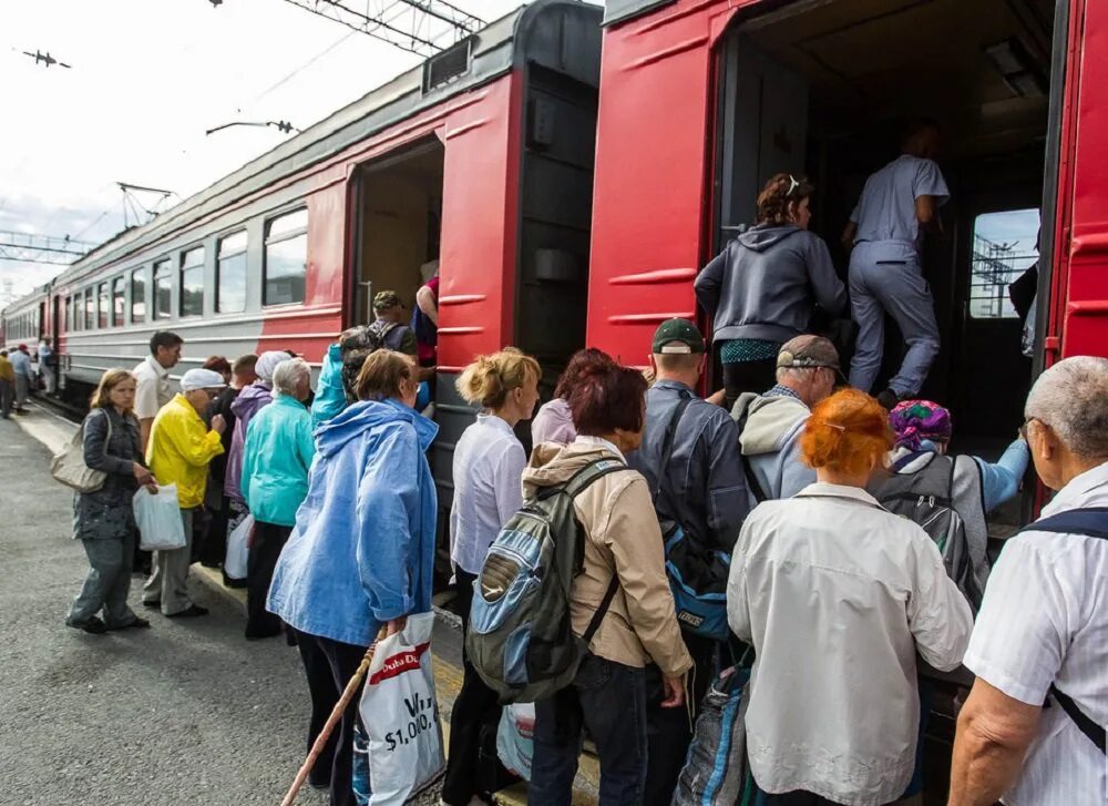 Электричка можно выйти раньше. Посадка пассажиров в поезд. Пассажирский поезд с людьми. Посадка в электричку. Пассажиры в поезде.