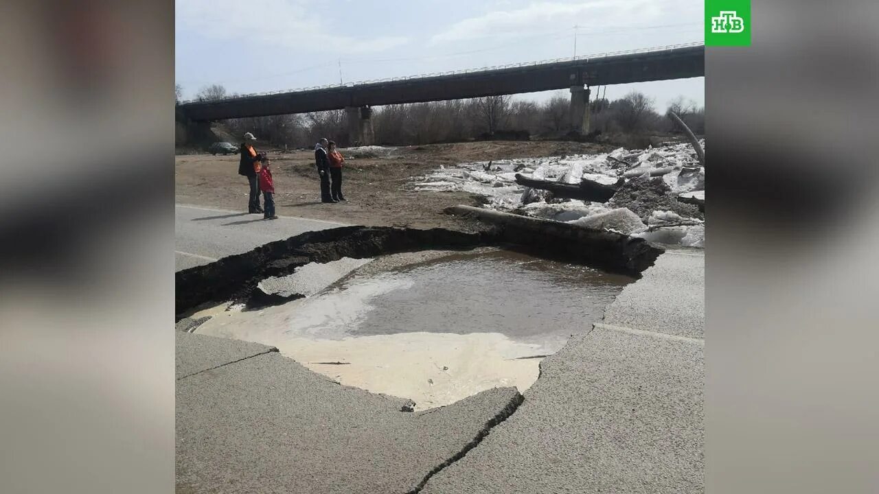 Паводок в бузулуке оренбургской области 2024. Мост Бузулук Оренбургская область. Затопление в Бузулуке моста. Бузулук мост через реку Самара. Мост река Бузулук.