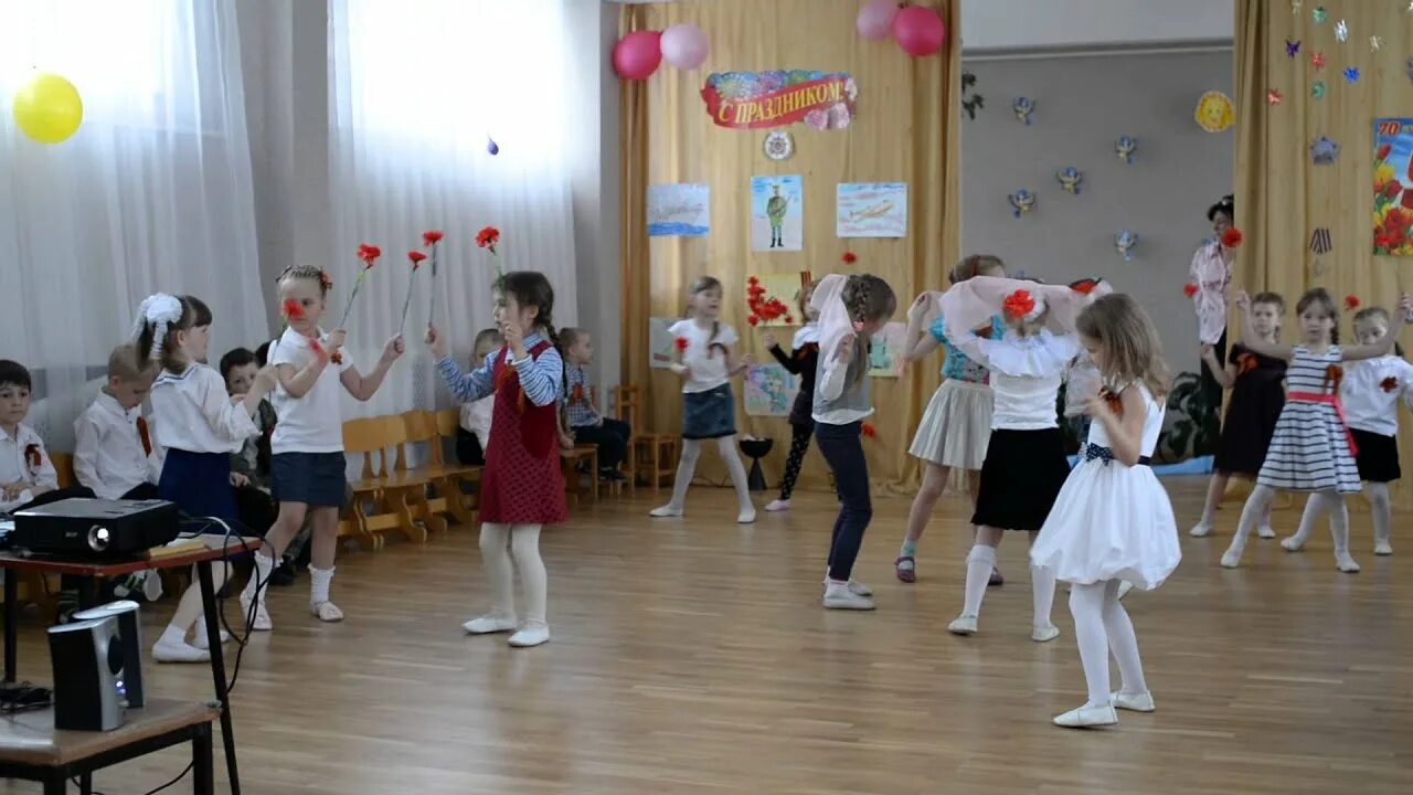 Танец на день Победы в садике. Танцы детей на 9 мая в детском саду. Вальс для детей в детском саду на 9 мая. Танцы на утренник 9 мая. Детский танец на день победы