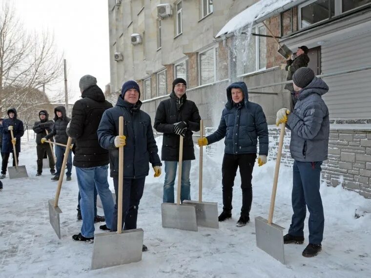 уборка снега во дворах в санкт-петербурге. техника для уборки снега. уборка снега в приморском районе спб. зарядка расчистка снега. уборка снега в приморском районе спб.