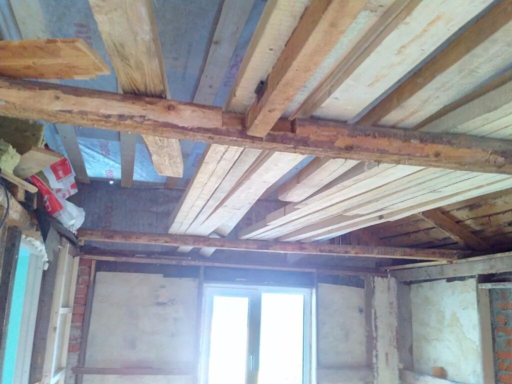деревянный потолок в сталинке. внутренняя отделка потолка в деревянном доме. перекрытие потолка в старом деревянном доме. потолок в старом деревянном доме. фальшбалки из полиуретана в интерьере.