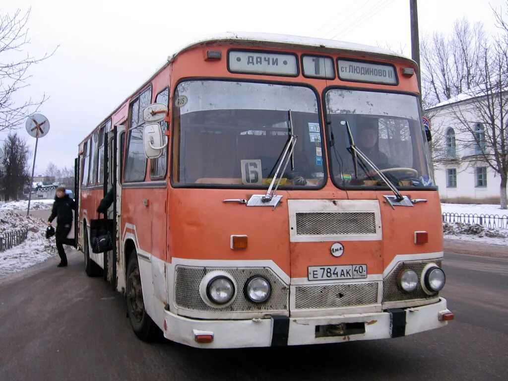 Москва людиново автобус купить. ЛИАЗ 677 В Калуге. Автобус ЛИАЗ Калуга. Автобус Калуга Людиново автобус. Автобусы Людиново.