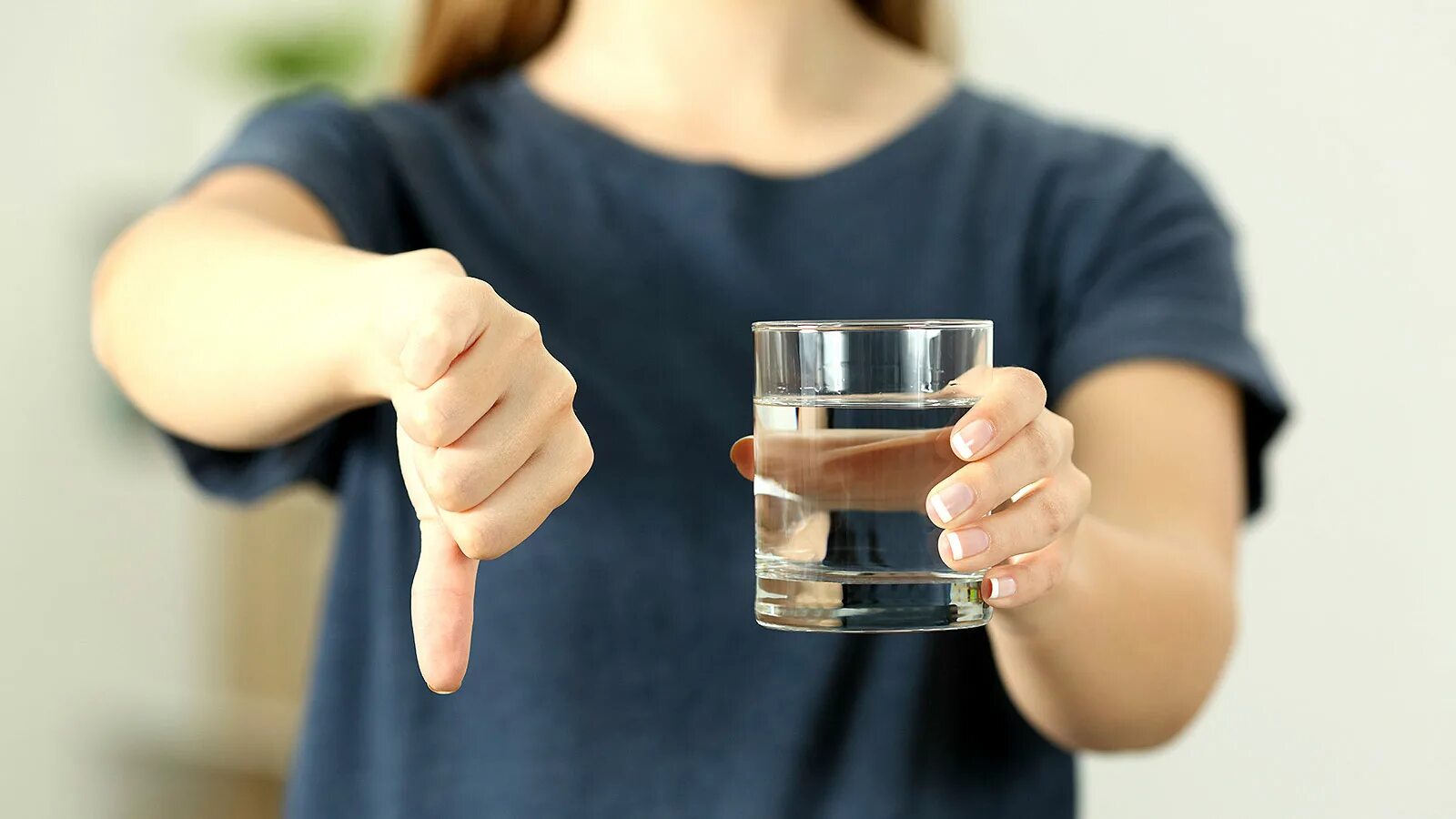 Пить пить пить запах. Плохая вода. неприятный запах воды. некачественная вода. отказывается от воды.