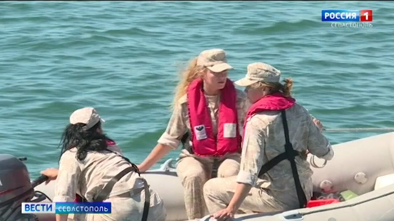 Группа туристов отправляется на лодке. Первый женский экипаж ВМФ. Черноморский флот женский экипаж. Женский экипаж катера в Севастополе. Женский экипаж на флоте.