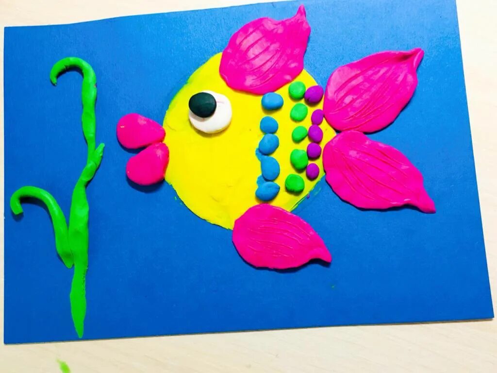 Пластилинография клоун. Рыбка пластилинография рыбка. Пластилинография для детей. Рисунки пластилином на бумаге. Пластилинография для дошкольников.