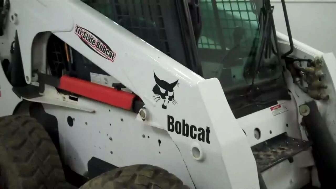 Управление bobcat. Бобкэт 300. Bobcat s300. Bobcat s130 мигалка. Bobcat 7108991 бак.