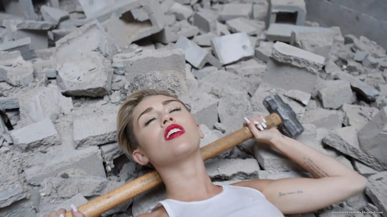 Wrecking ball минус. Майли сайрус wrecking. майли сайрус ломает стену. майли сайрус wrecking ball hd. wrecking ball 2025 исполнение майли.