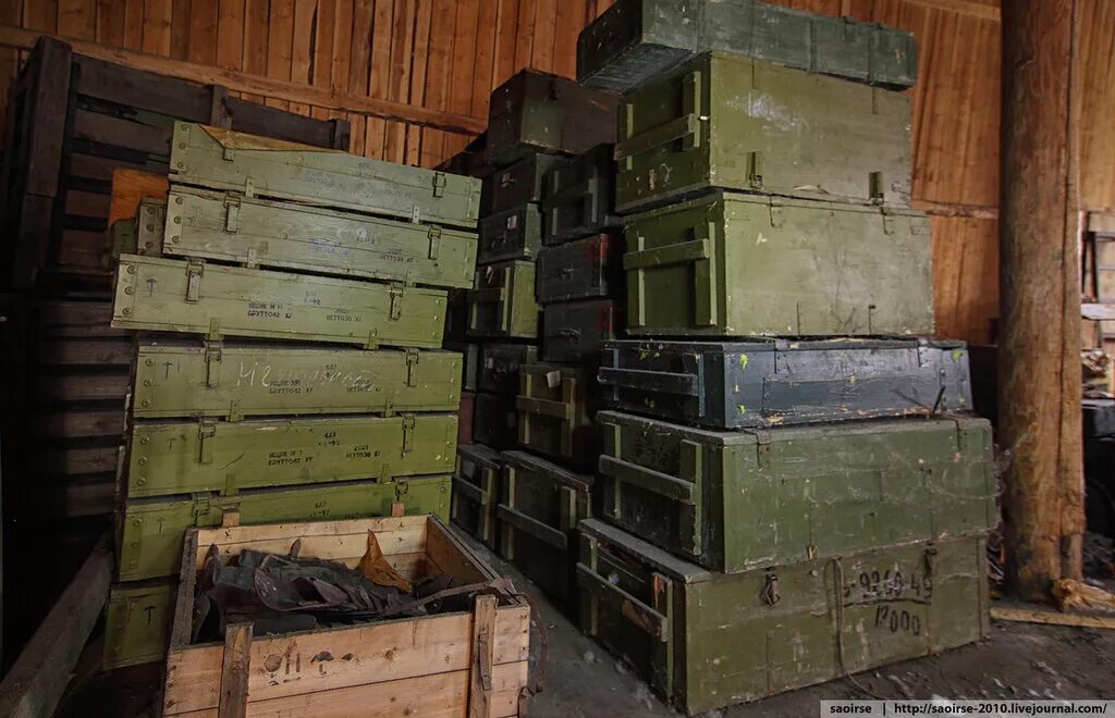 С армейского хранения. Армейский ящик пп90. Военный склад. Ящик деревянный военный. Ящики с боеприпасами на складе.