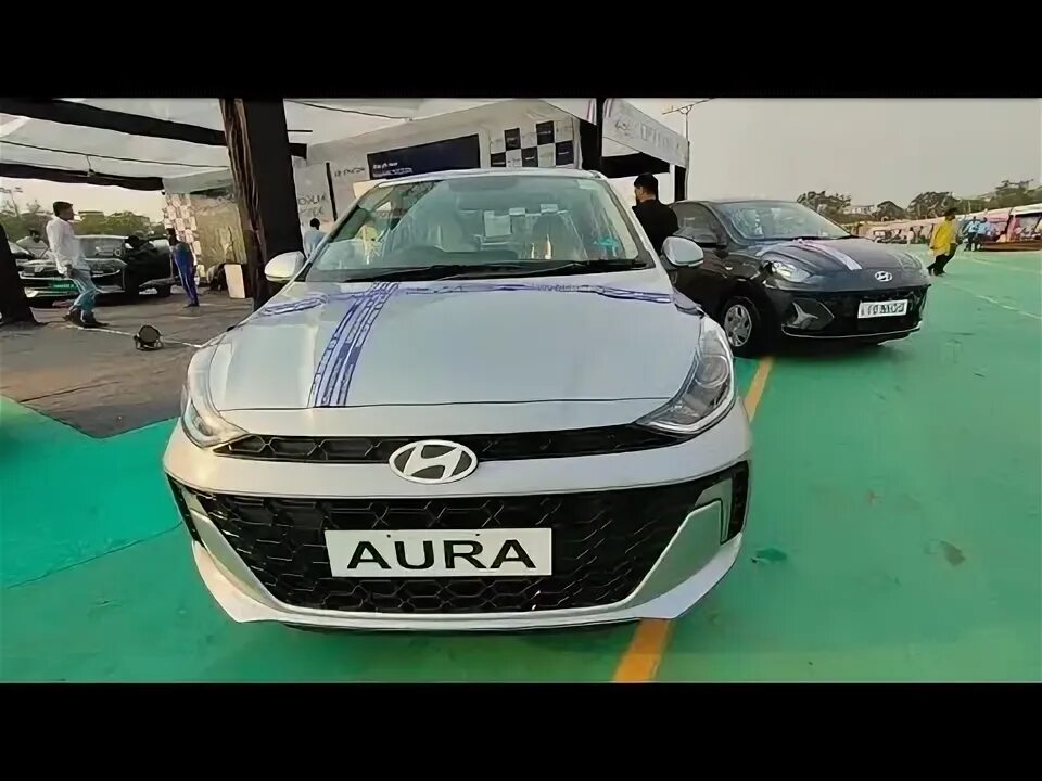 На экономическом форуме в Петербурге показали Lada Aura и электрический Largus :