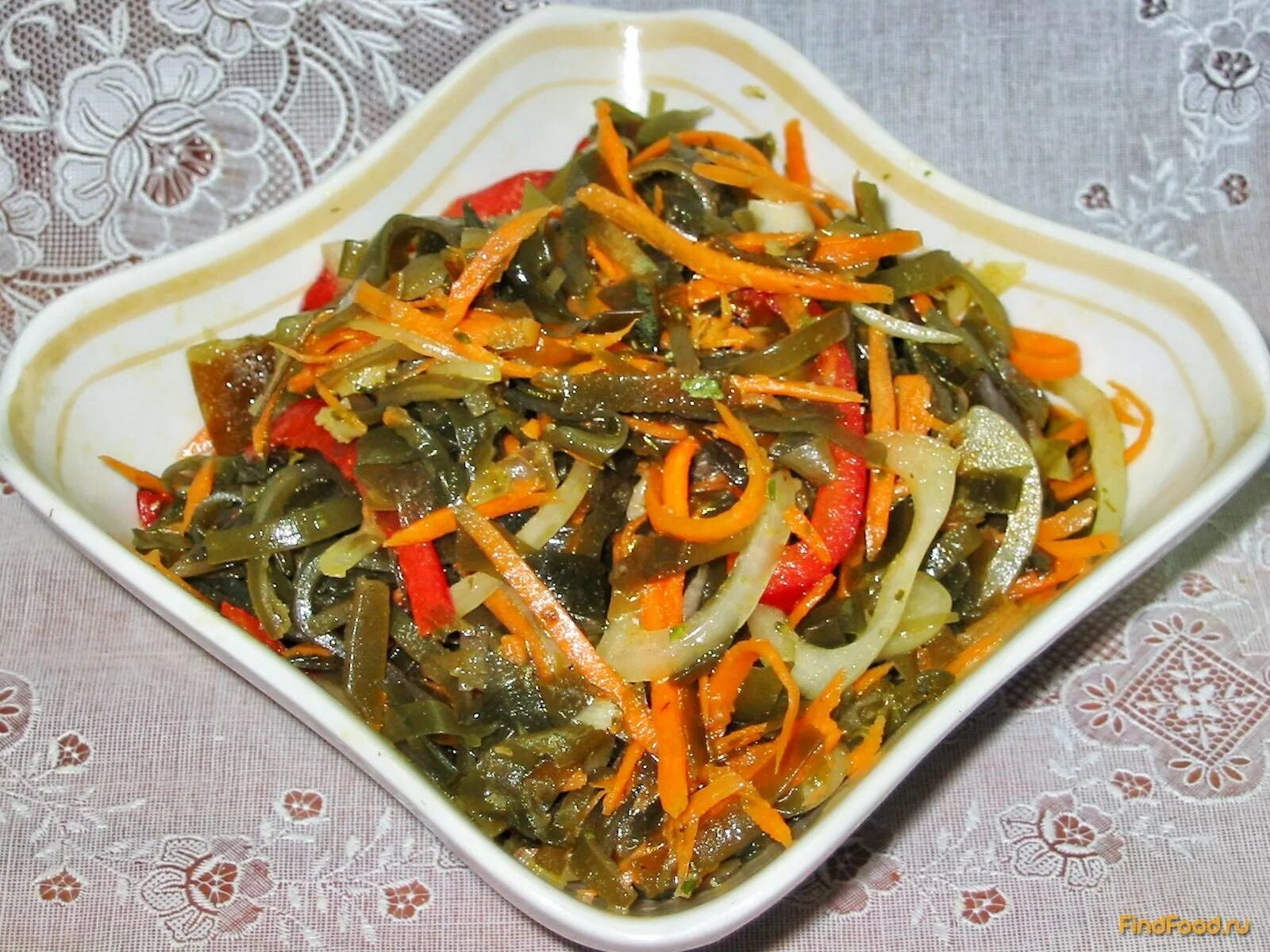 Морской салат с морковкой. Морская капуста с морковью по-корейски. морская капуста с корейской морковью. корейская морковка с морской капустой. салат с морской капустой и морковью по корейски.