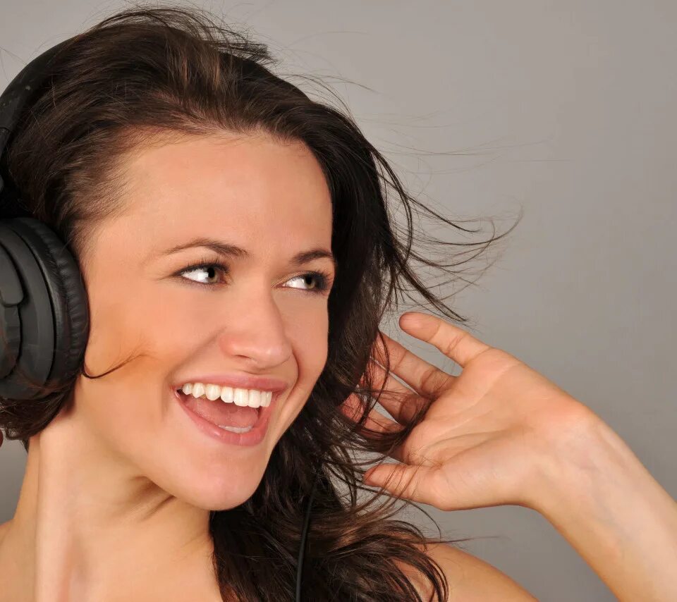 Музыкальная улыбка. Певица катя айова. Девушка блондинка в наушниках. Песня улыбайся девочка. Человек в наушниках.