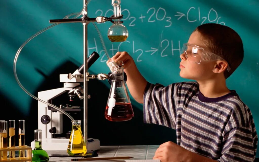 Эксперимент в биологии. Ученик в экспериментальной работе. Ученик в экспериментальной работе. Наука картинки. Космический университет самара.