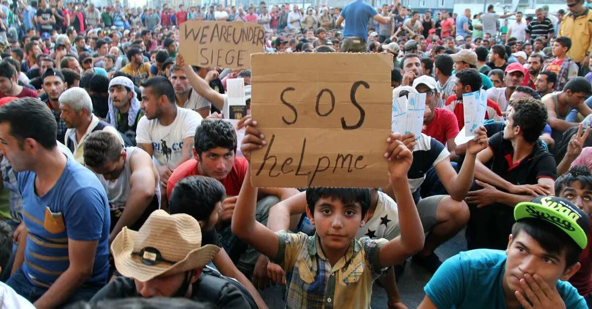 Почему не решают вопрос с мигрантами. Проблема мигрантов и беженцев. Европейский миграционный кризис. Беженцы фото. Мигранты в Европе.
