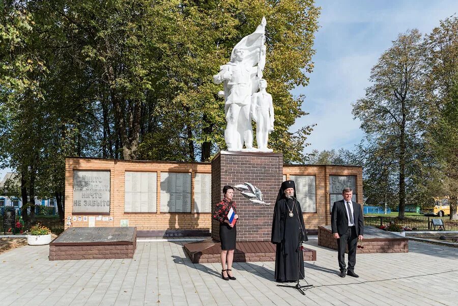 Поселок кировский московская область. Кировский район верхняя Песочня мемориал. Кировский р-н, д. верхняя Песочня Братская могила. Кировский поселок Смоленский район. Песочня Вяземский район.