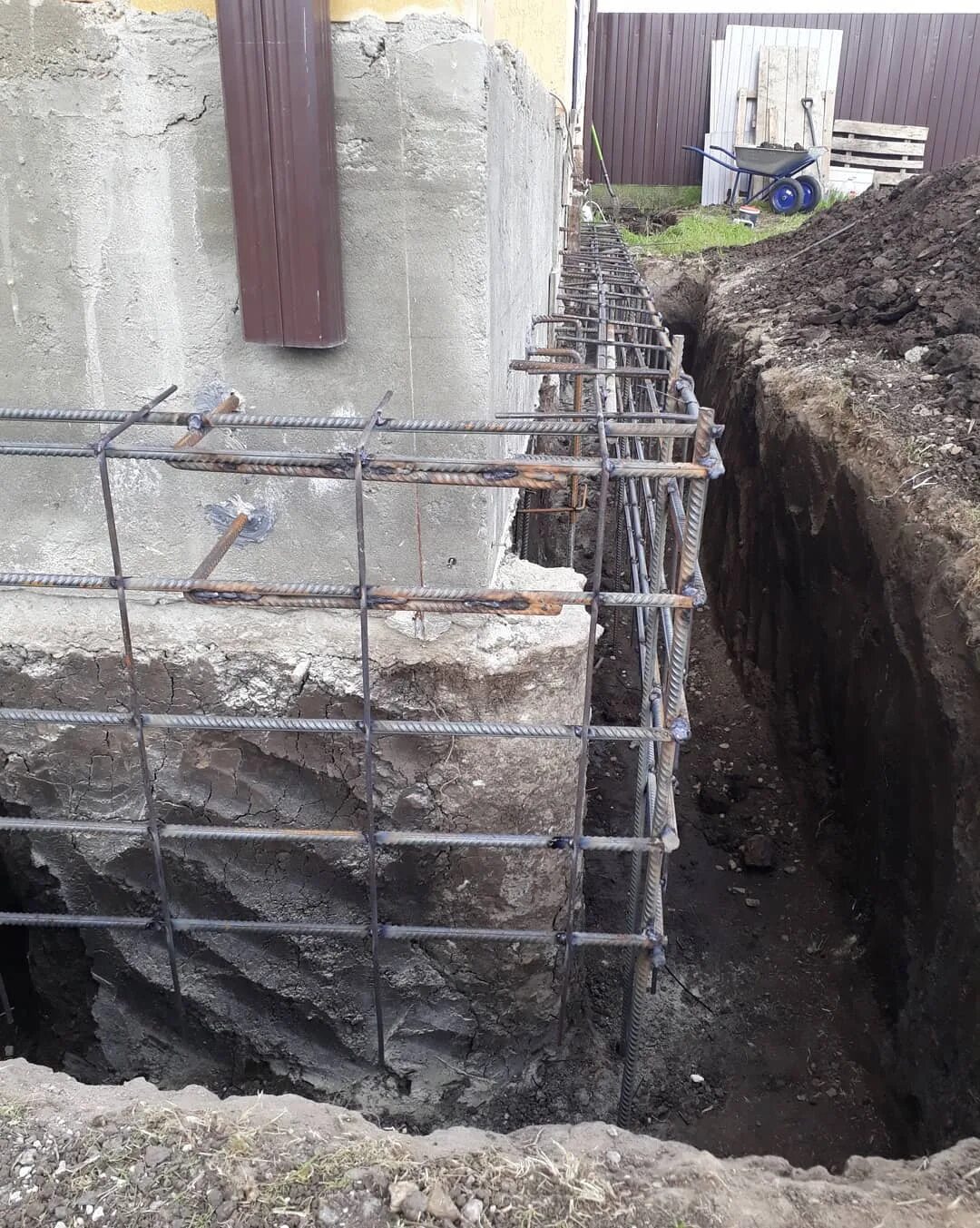 Цементация бутового фундамента. Усиленный ленточный фундамент. Реконструкция старого фундамента. Усиление фундамента. Укрепление старого фундамента.