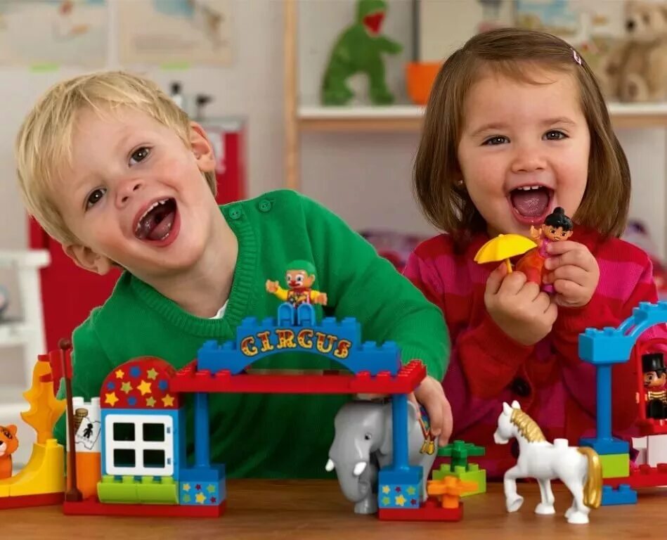 Где играющие игрушки. Игрушки для детей. Игрушки для садика. Дети играют в игрушки. Игрушки для детей дошкольного возраста.