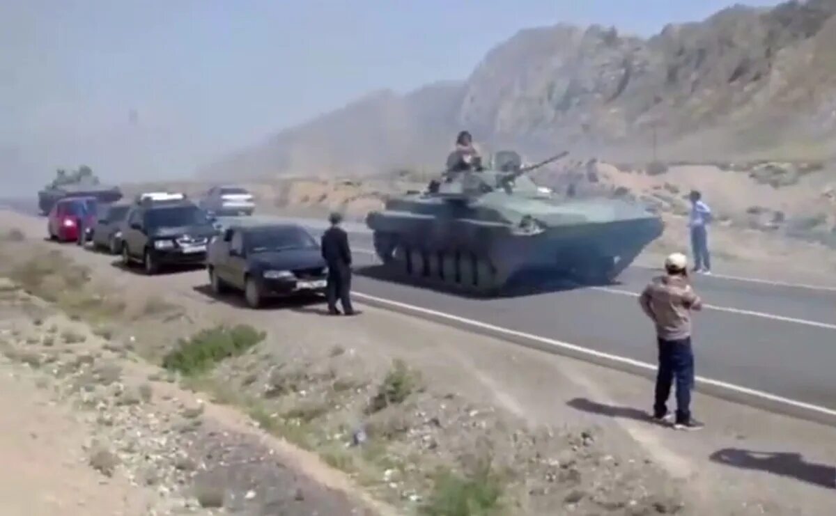 Нападение на границу. Конфликт между Киргизией и Таджикистаном. Конфликт на киргизско-таджикской границе (2021). Киргизии и Таджикистан стрельба.
