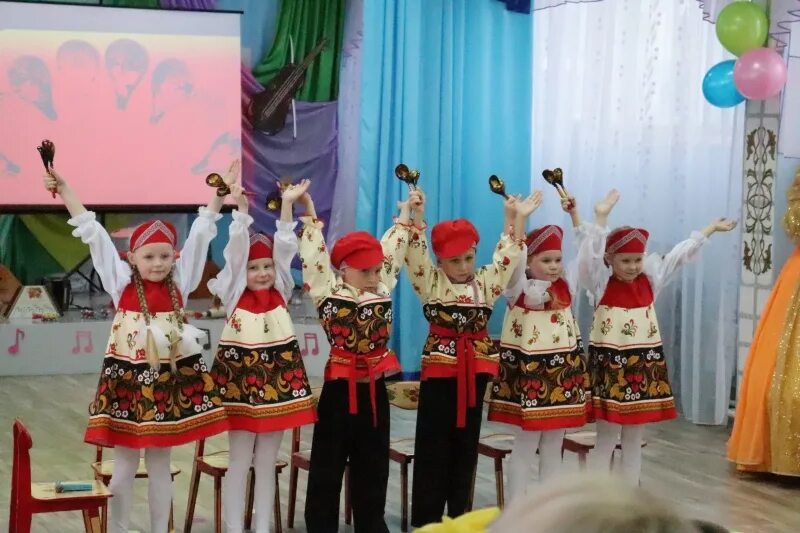 Ложкари для дошкольников. Оркестр ложкарей в детском саду. Ансамбль в детском саду. Танец русские ложки. Танец ложки балалайка.
