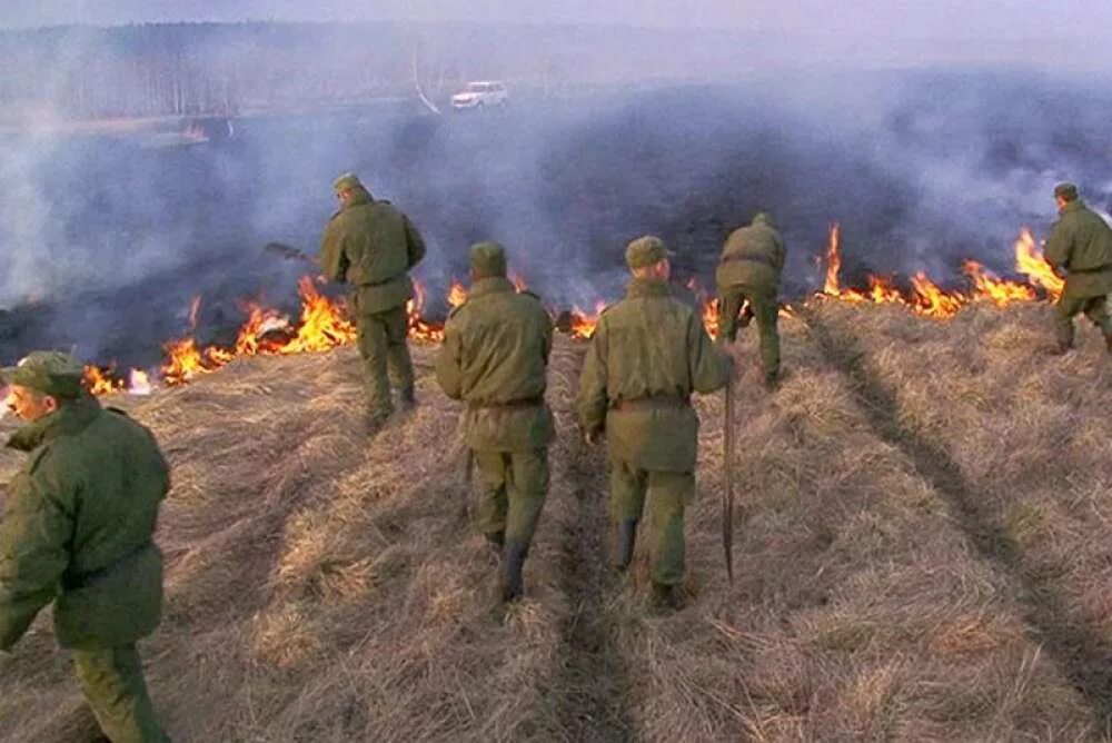 Чрезвычайное военное. Военные тушат пожар. Военные пожарные войска. Тушение пожара военными. Армия на тушении лесных пожаров.