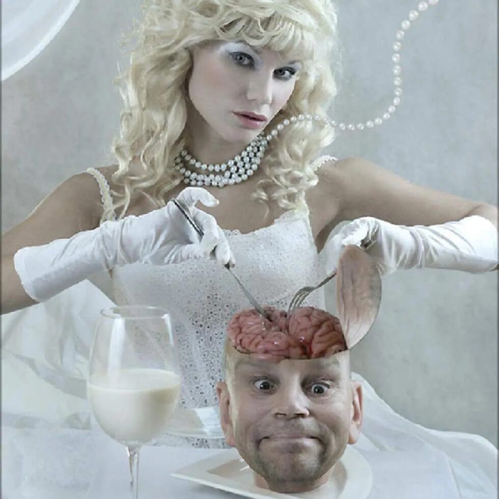 Женщина ест мозг мужчины