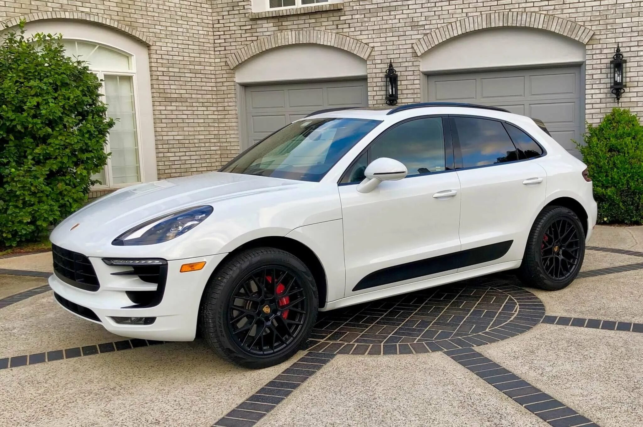 Amore макан. Porsche Macan GTS. Porsche Macan GTS 2018. Porsche Macan белый. Porsche Macan 911.