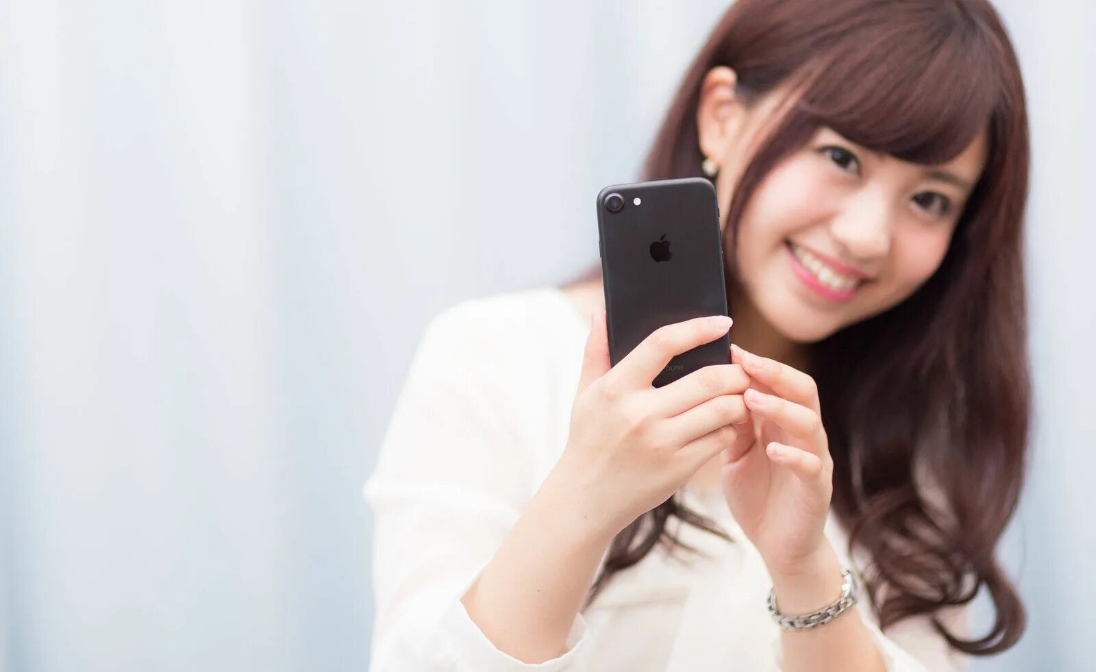 Japanese women is. Beauty with mobile Phone. Красивая азиатка с мобильным телефоном в общественном месте. GPPLTE 4g+ инструкция. Japanese mobile Phone Card.