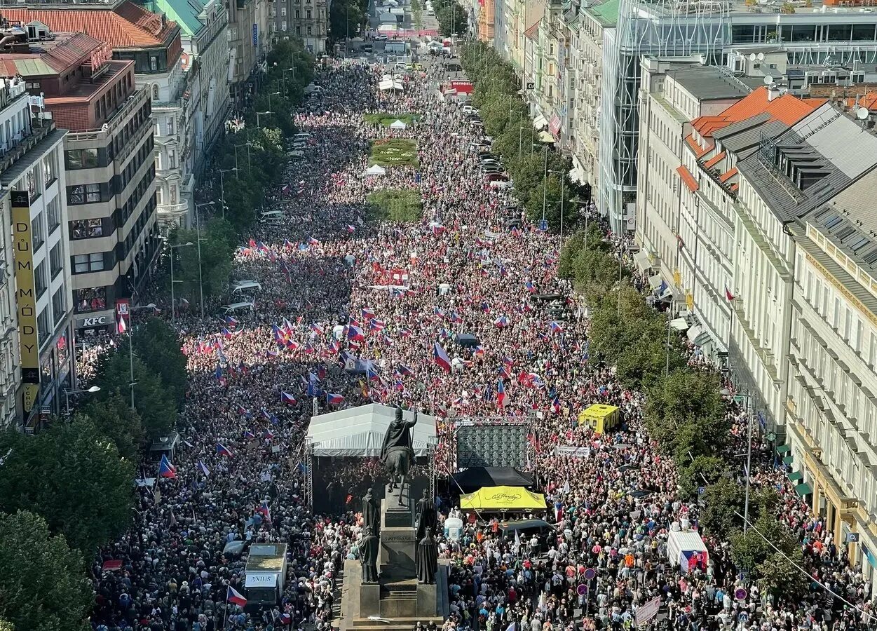 Чехия против россии. Митинг в Праге 2022. Вацлавская площадь митингующие. Вацлавская площадь в Праге митинг. Вацлавская площадь шествие.