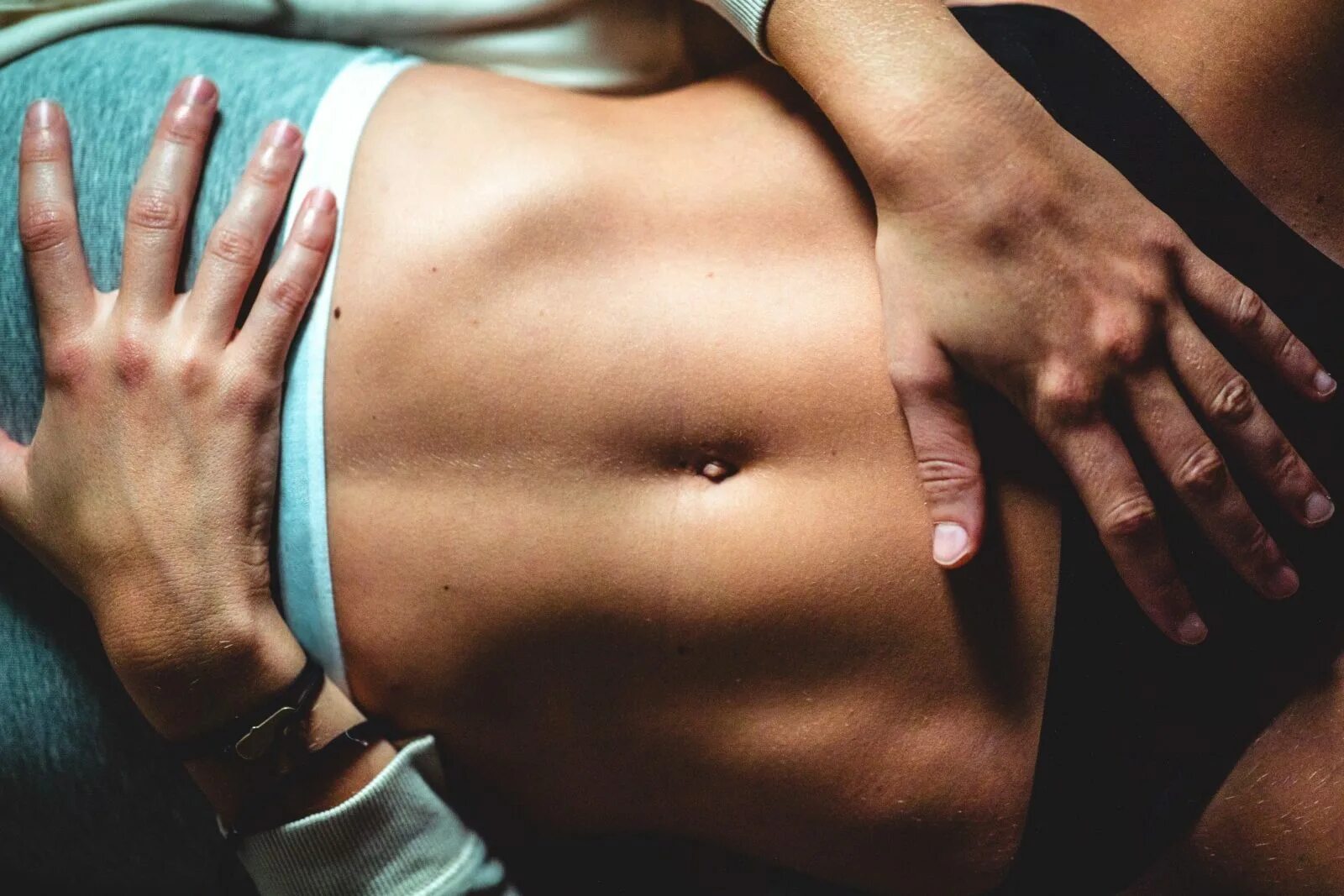 живот женщины привлекает. живот. парню нравится живот. женский и мужской пресс. мужской живот.