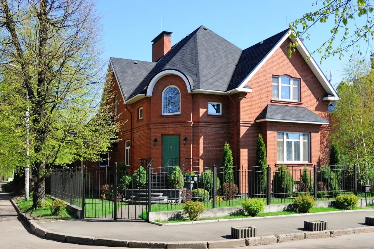 красивый дом. где находятся коттеджи. четырёхэтажный особняк с бассейном в нью-йорке. где находятся коттеджи. стиль фейхтвангер чехия архитектура особняк-замок.