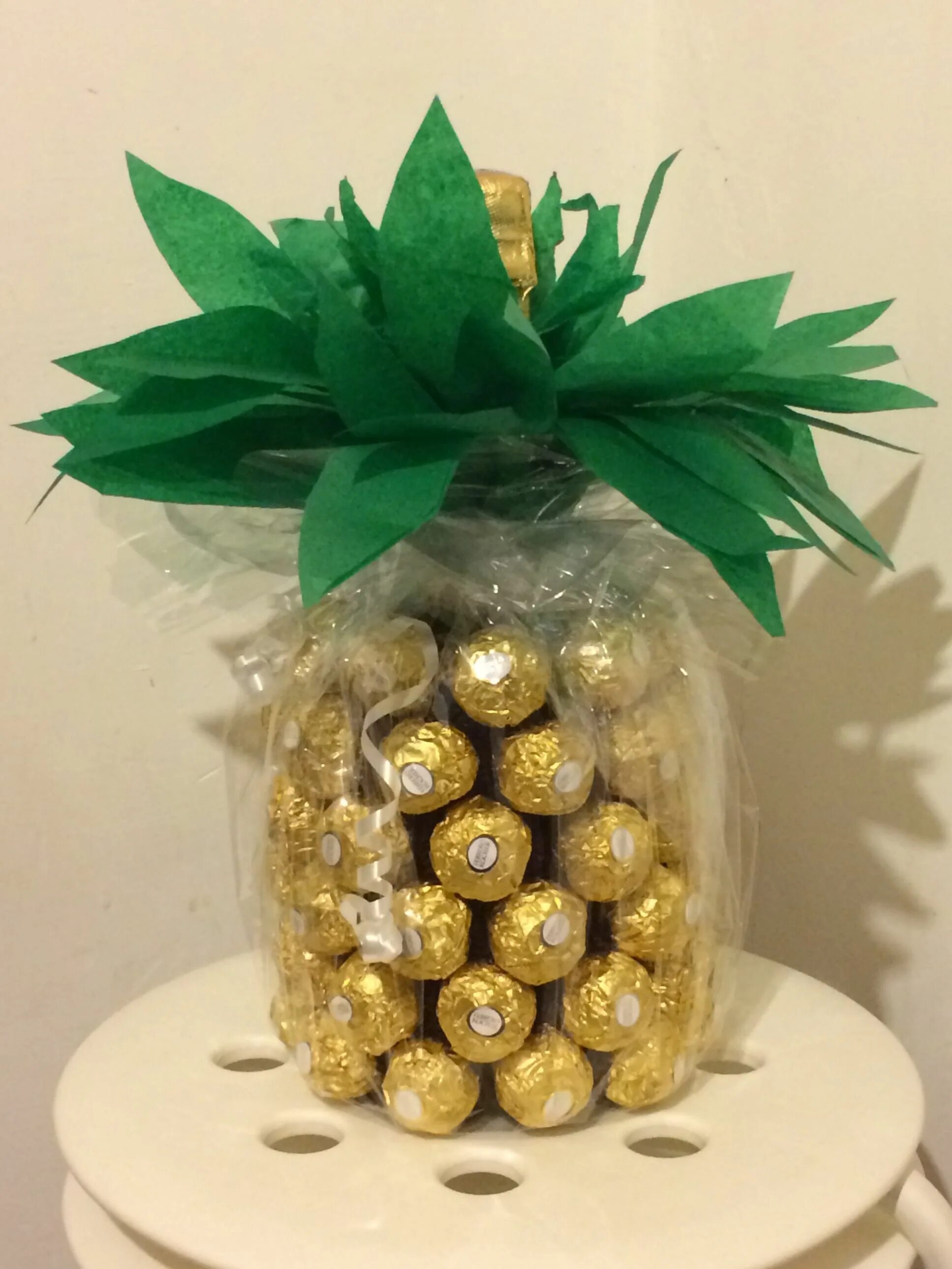 Ferrero Rocher ананас. Ананас из конфет Ферреро Роше. Ананас из конфет Ферреро Роше и шампанского. Шампанское с Ферреро Роше ананас. Шампанское ферреро