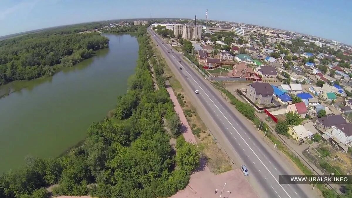 Уральск пляж. Река в уральске. Река урал в оренбургской области. Река урал в казахстане. Урал в уральске.