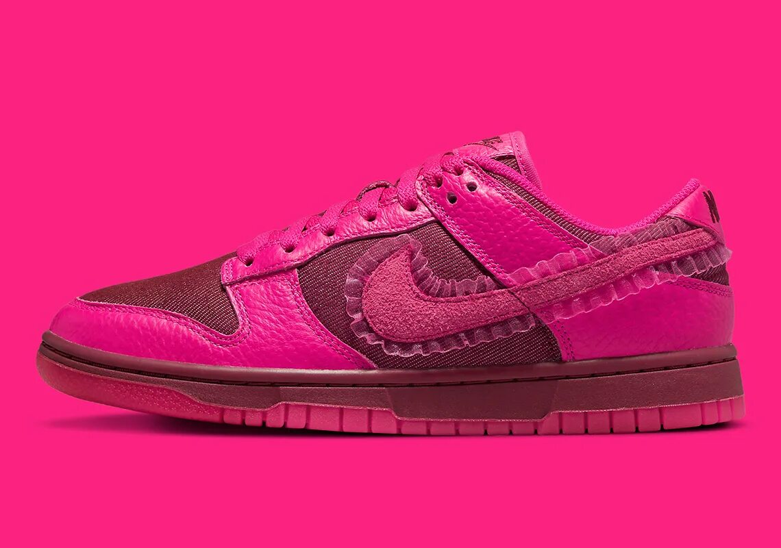 Святые найки. Nike Dunk 2022. Nike Dunk Valentines Day 2022. Nike Dunk Low Valentine's Day 2022. Nike Dunk 2022 Valentine.