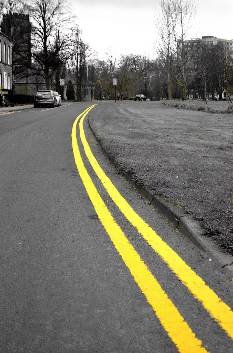 Желтая дорожная разметка. Разметка на дороге. Дорога с желтой полосой. Жёлтая линия разметки на дороге.