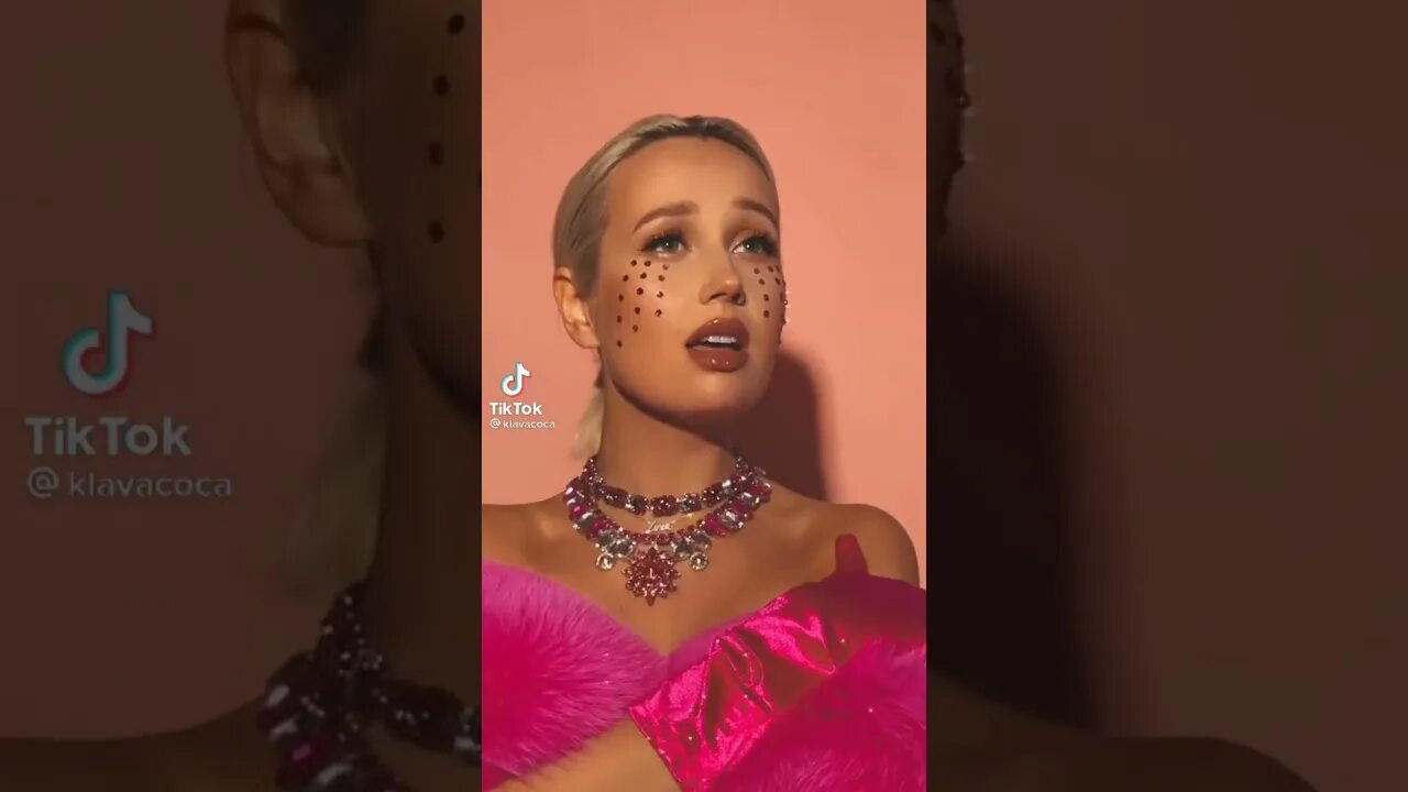 Нокаут клава кока и. Клава кока нокаут. клава кока tik tok. клава кока и руки вверх. клава кока руки.