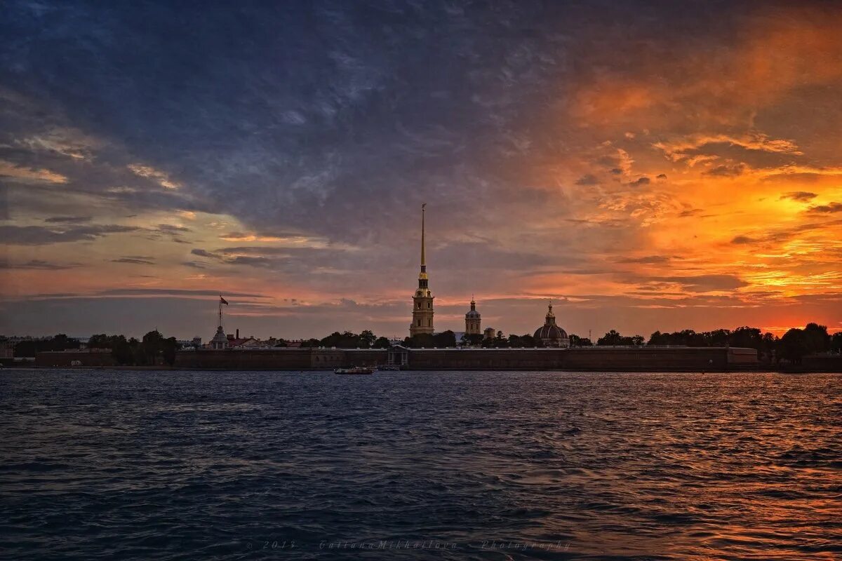 Закат в санкт петербурге. Санкт-Петербург Петропавловская крепость закат. Петропавловская крепость на закате. Санкт-Петербург белые ночи Петропавловская крепость. Петропавловская крепость в Санкт-Петербурге ночью.